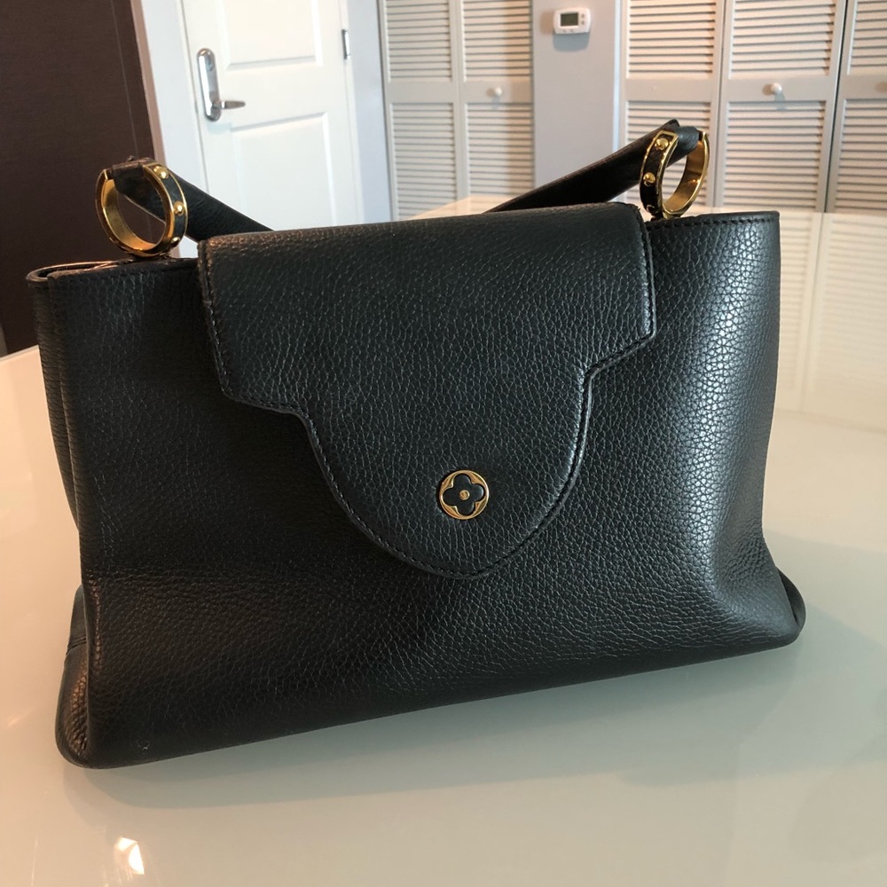 Authentic Louis Vuitton Capucines MM Black - Picture 2 of 8